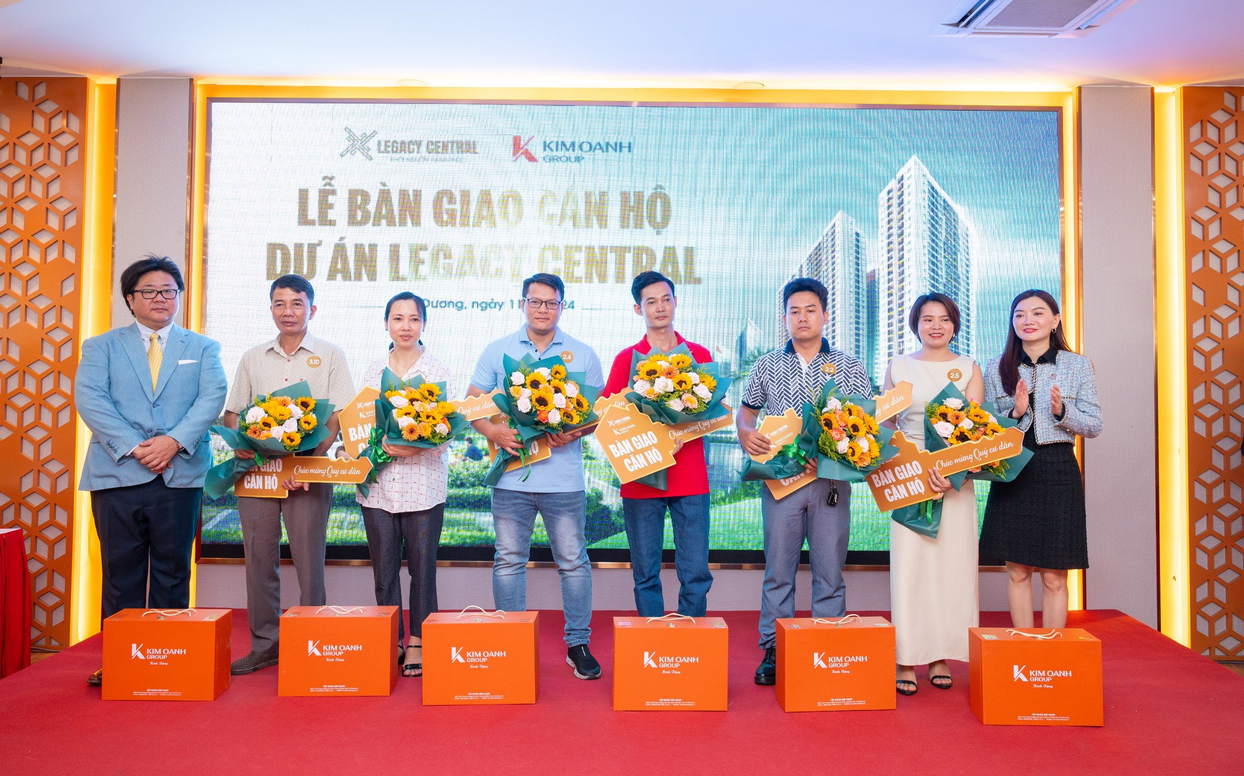 Cư dân phấn khởi nhận bàn giao căn hộ Legacy Central